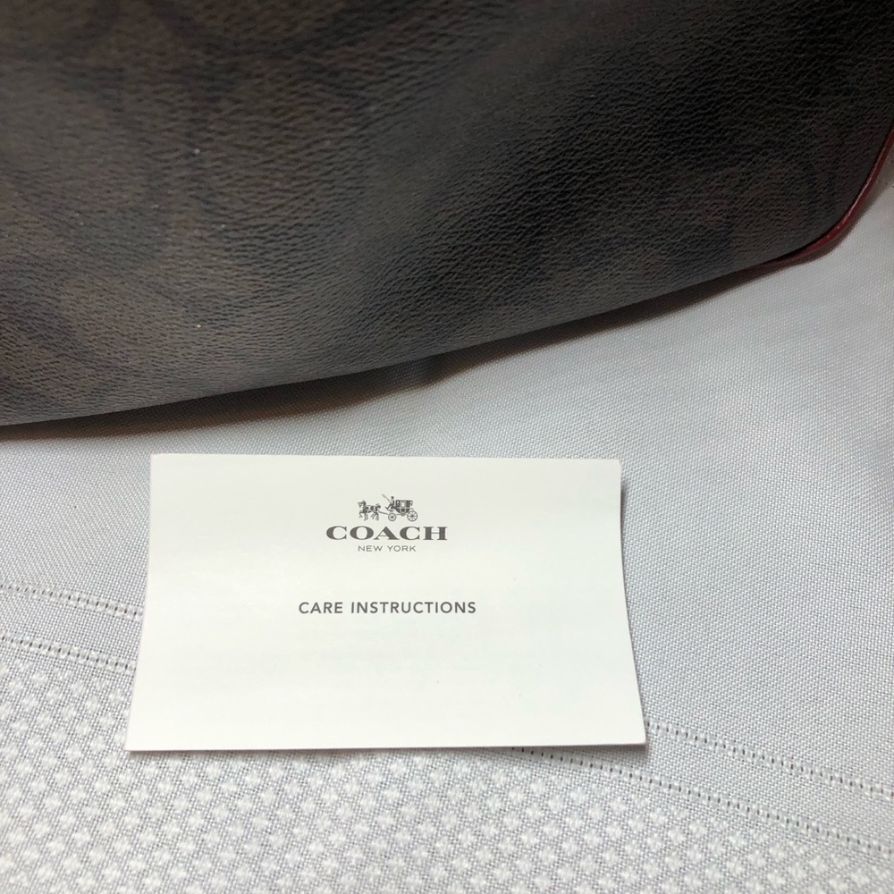 COACH GALLERY PURSE. Brown signature canvass. Gold hardware. Medium size. NEW - Picture 8 of 12